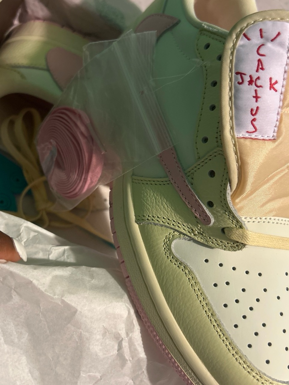 Jordan Low-Top Sneakers in pink & Cream